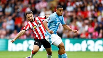 Soccer Football - Premier League - Southampton v Nottingham Forest - St Mary's Stadium, Southampton, Britain - August 24, 2024 Southampton's Adam Armstrong in action with Nottingham Forest's Murillo Action Images via Reuters/Peter Cziborra EDITORIAL USE ONLY. NO USE WITH UNAUTHORIZED AUDIO, VIDEO, DATA, FIXTURE LISTS, CLUB/LEAGUE LOGOS OR 'LIVE' SERVICES. ONLINE IN-MATCH USE LIMITED TO 120 IMAGES, NO VIDEO EMULATION. NO USE IN BETTING, GAMES OR SINGLE CLUB/LEAGUE/PLAYER PUBLICATIONS. PLEASE CONTACT YOUR ACCOUNT REPRESENTATIVE FOR FURTHER DETAILS..