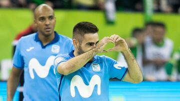 Cecilio celebra uno de sus goles al Antequera en los cuartos de final de Copa de España.