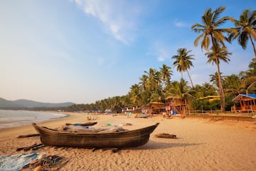 Palolem Beach está situada en Canacona, en el sur de Goa, India. La playa atrae a muchos turistas internacionales, principalmente durante la temporada de invierno entre noviembre y marzo.