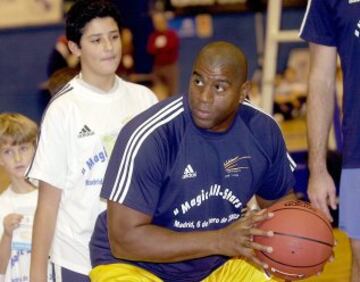 2002. Magic Johnson  impartiendo unas clases de baloncesto a los más pequeños en el Raimundo Saporta de Madrid.
