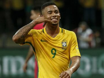 Brazil&#039;s Gabriel Jesus celebrates after scoring against Chile during their 2018 World Cup football qualifier match in Sao Paulo, Brazil, on October 10, 2017. / AFP PHOTO / Miguel SCHINCARIOL