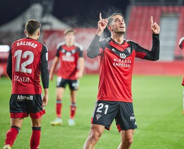 Roberto López está con confianza y le sale todo. El centrocampista del Mirandés encadena tres jornadas seguidas entrando en el once, tras un nuevo gol desde fuera del área que puso el 1-2 en el marcador ante el Racing.