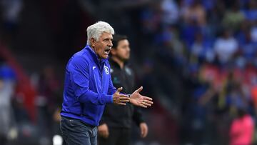 Ricardo Ferretti durante su debut en el banquillo de Cruz Azul en contra de FC Juárez.