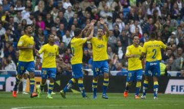 Celebración de los jugadores de Las Palmas tras el primer gol de su equipo en el Bernabéu. 