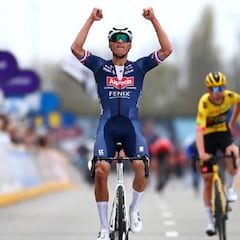 Van der Poel impone su ley con un Pogacar que toma nota