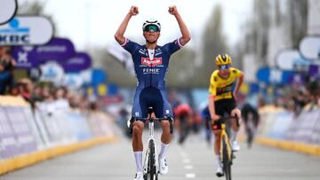 Van der Poel impone su ley con un Pogacar que toma nota