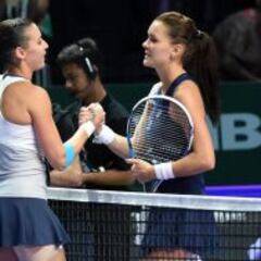 Pennetta deja a Radwanska al borde del KO en Singapur