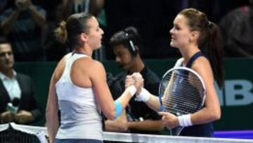 Pennetta deja a Radwanska al borde del KO en Singapur
