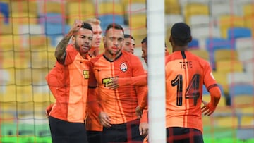 Los jugadores del Shakhtar celebran uno de los goles anotados al Lviv.