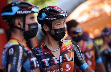 Yukiya Arashiro posa con sus compañeros del Team Bahrains