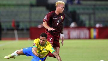 CARACAS, VENEZUELA - 07 de octubre: Danilo da Silva de Brasil compite por el bal¨®n con Adalberto Pe?aranda de Venezuela durante un partido entre Venezuela y Brasil como parte de los Clasificatorios Sudamericanos para Qatar 2022 en el Estadio Ol¨ªmpico el 0