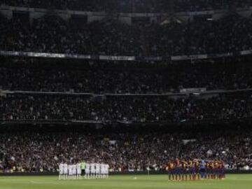 Emotivo minuto de silencio en el 'Clásico'.