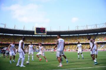 Es la hora del partido. Se calienta el Colombia-Perú.