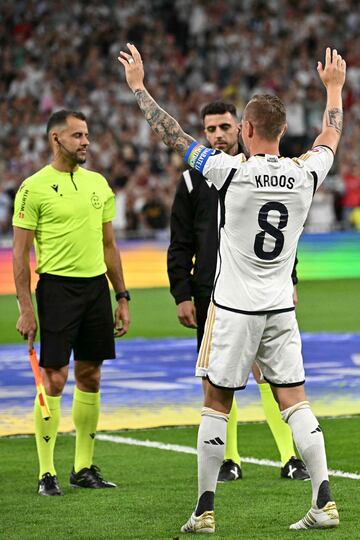 Toni Kroos, recibe el reconocimiento de los jugadores de ambos equipos y aficionados en el estadio Santiago Bernab¨¦u.