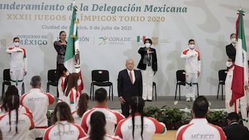  Atletas mexicanos durante la ceremomnia de abanderados