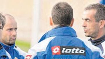 <b>CUMBRE IMPROVISADA. </b>Víctor, de espaldas, conversa con sus ayudantes Juliá, Arjol, Ubieto y Basigalup, durante el entrenamiento matinal de ayer.