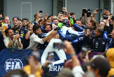 El equipo Williams celebra con euforia el tercer puesto de Sainz.