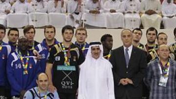 <b>LA CARA DEL SUBCAMPEÓN. </b>El Ciudad Real posa con la plata con el presidente de la Federación de Catar.