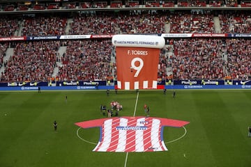 La camiseta gigante firmada por los aficionados.