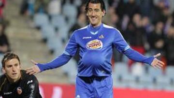 <b>PREMIO. </b>Pedro Ríos celebra el 1-1 escondiendo el balón en la camiseta. Fue el inicio de la remontada azulona.
