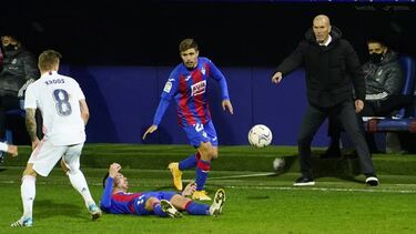 Un momento del partido de Ipurua en el que el Real Madrid salió con la victoria.