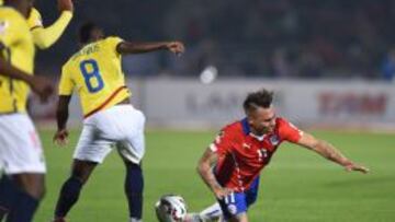 Ecuador's forward Miller BolaxF1os (L) and Chile's forward Eduardo Vargas vie for the ball during the Copa America inauguration football match, on June 11, 2015 at the Nacional stadium in Santiago. AFP PHOTO / PABLO PORCIUNCULA
