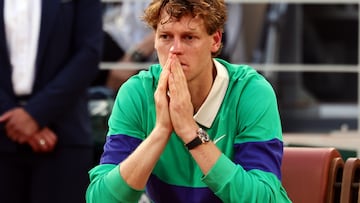 Jannik Sinner, apesadumbrado tras perder la final de Roland Garros.