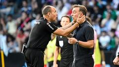 El árbitro Mateu Lahoz habla con Carlos Carvalhal, entrenador del Celta, durante el partido entre el conjunto celeste y el Girona.