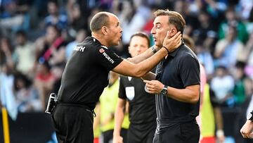 El ¨¢rbitro Mateu Lahoz habla con Carlos Carvalhal, entrenador del Celta, durante el partido entre el conjunto celeste y el Girona.