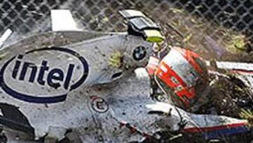 <b> SUSTO. </b> Se temía lo peor tras la violencia del accidente, pero el piloto polaco permanece consciente y estable.