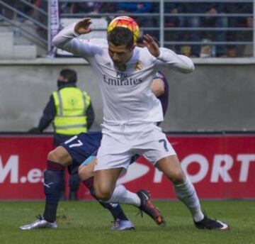 Cristiano Ronaldo y Juncà en la jugada del penalti. 