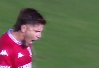 En Colo Colo había dejado de hacerlo, pero en Argentina es otro: Gil se eleva con un golazo