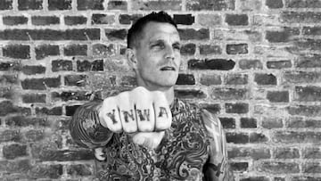 Daniel Agger, mostrando su tatuaje con las iniciales del himno del Liverpool.