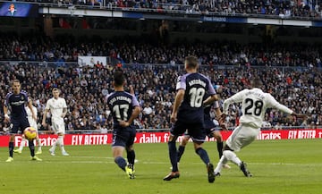 El jugador brasileño del Real Madrid Vinicius propició el primer gol. Un centro suyo que se marchaba muy desviado tocó en la espalda de Kiko Olivas y se coló en su propia portería. 