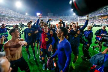 Los jugadores del Barcelona celebran la victoria ante el Bayern de Munich tras finalizar el partido.