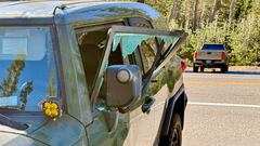 Los osos rompen varios coches aparcados en una estación de esquí