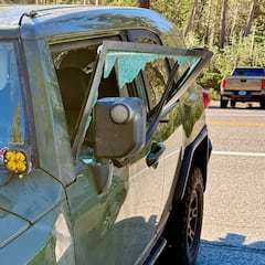 Los osos rompen varios coches aparcados en una estación de esquí