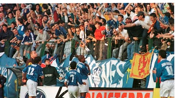 15-04-00. ALEGRIAS DEL OVIEDO DE DELY VALDES QUE SE FUE HACIA LOS SEGUIDORES EN EL PARTIO DE LIGA ENTRE EL OVIEDO-BARCELONA. FOTO: ELOY ALONSO