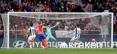 3-0. Mal despeje de la zaga de la Real Sociedad, y en el rechace, Alexander Solorth fusila a Alejandro Remiro.