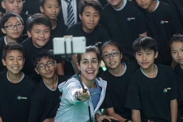 Su éxito no solo cambió el bádminton español: también la convierte en una figura de enorme influencia en Asia, donde su nombre se reconoce al nivel de las grandes estrellas internacionales. Su presencia en los torneos asiáticos transforma la percepción del bádminton europeo y abre camino a nuevas generaciones.