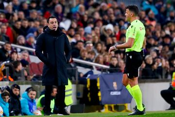 Xavi Hernández se dirige al árbitro del partido, Jesús Gil Manzano.