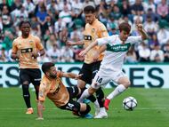 ELCHE (ALICANTE), 11/04/2026.- El jugador del Elche Aleix Febas y el jugador del Valencia José Gayá, durante el partido de la jornada 31 de LaLiga EA Sports, este sábado en el estadio Martínez Valero en Elche.-EFE/ Pablo Miranzo
