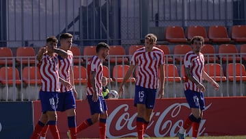 Carlos Martín celebra un gol con el Atleti B.