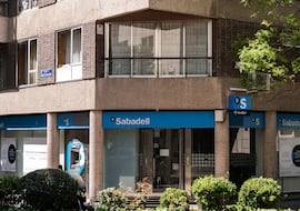 La entidad bancaria de Sabadell que ha sido atracada, en la calle Núñez de Balboa, a 21 de abril de 2023, en Madrid (España). La Policía Nacional ha detenido a un atracador de una oficina de una entidad bancaria, tras sustraer a primera hora de la mañana de hoy 160.000 euros amenazando a una cajera con un cuchillo. El atracador, que ha sido arrestado por agentes de la Unidad de Intervención Policial (UIP), también sustrajo algunas pertenencias personales a los clientes que se encontraban en el banco. El ladrón llevaba el dinero en una bolsa de basura y tras la detención se le ha incautado, además, dos cuchillos.
21 ABRIL 2023;ROBO;ATRACADOR;ROBO: MADRID;SABADELL;ENTIDAD BANCARIA
Diego Radamés / Europa Press
21/04/2023