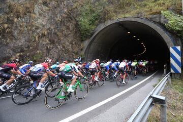 El pelotón tras la salida en Tineo. 