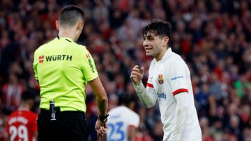 Pedri conversa con Sánchez Martínez en el Athletic-Barça.