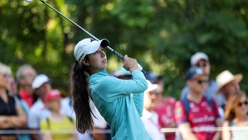 Julia López Ramírez mira su pelota durante la tercera ronda del campeonato Amundi Evian.