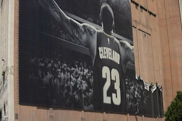 Operarios trabajando en la retirada del cartel del alero, LeBron James, en Cleveland (Ohio) tras el anuncio de su fichaje por los Ángeles Lakers. 