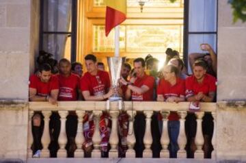 El presidente del Sevilla, José Castro Carmona, junto al entrenador, Unai Emery, y los jugadores durante la ofrenda del título a la ciudad en el balcón del Ayuntamiento dentro del paseo triunfal que ha realizado el equipo esta tarde para festejar su quinta Liga Europa conseguida el pasado miércoles en Basilea (Suiza)