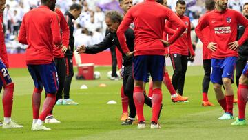 Los jugadores del Atl&eacute;tico calientan en el Santiago Bernab&eacute;u. 